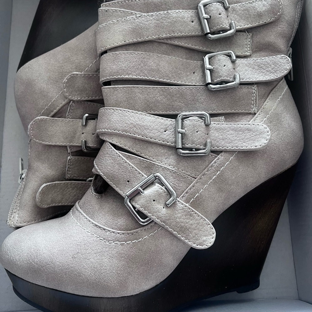 Y2K 2000s Gray Suede Wedge Ankle Boots with Straps